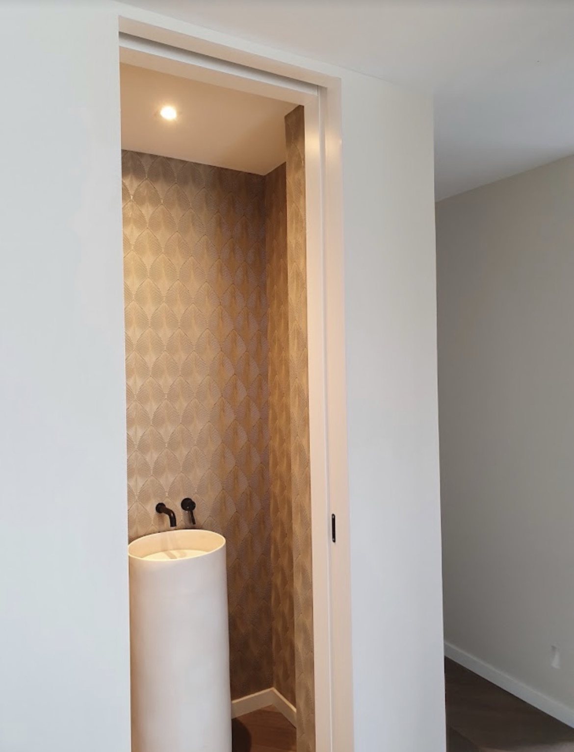Aseo de cortesía con papel pintado dorado