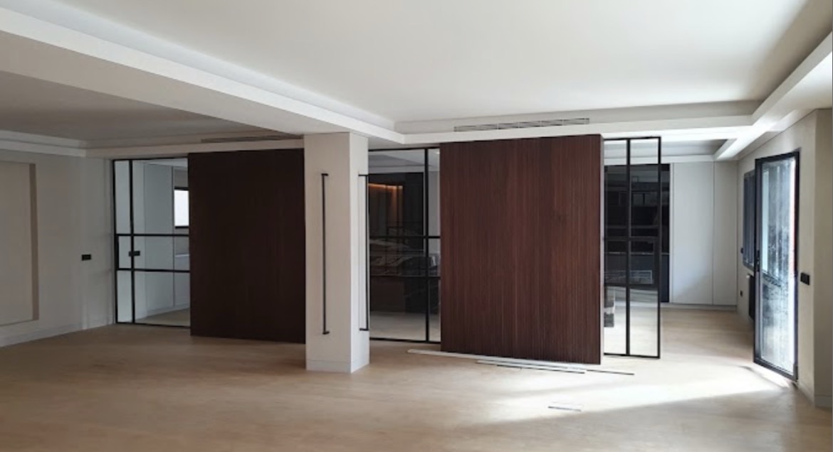Espacio diáfano con paneles de madera y carpintería metálica